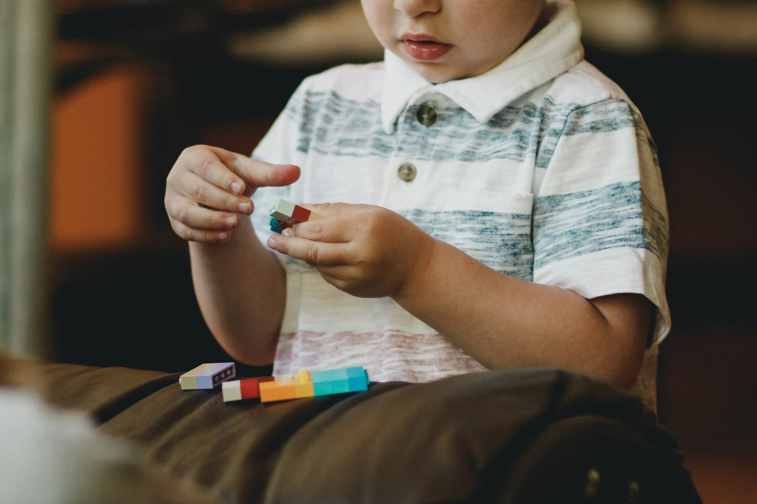 Dziecko układa klocki - Osoby z ADHD / ADD Terapia Tomatisa